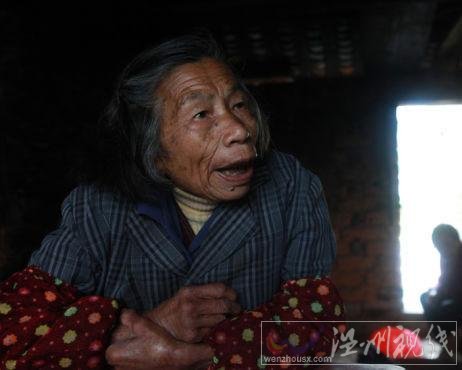 回小村的陳習(xí)娥老人告訴記者，她的孫女3個(gè)月時(shí)被搶走，至今下落不明。 記者 李漠 攝