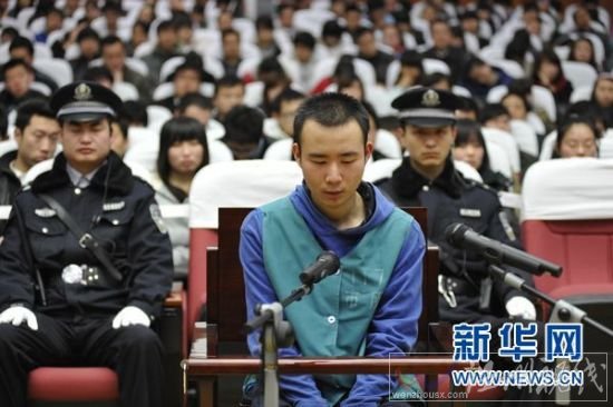 資料圖片：3月23日，藥家鑫在法庭痛哭懺悔。