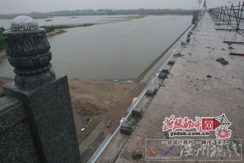 子龍大橋的護(hù)欄被大風(fēng)刮倒 燕趙都市網(wǎng)記者 韋佳 攝