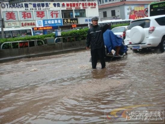 長沙交警站在水里指揮交通。　　陳劍岷 攝 圖片來源：星辰在線