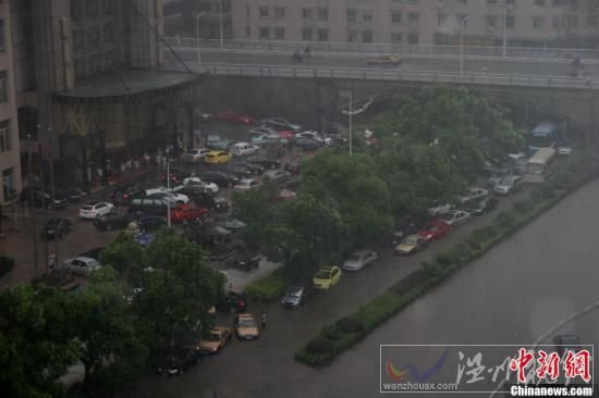 6月28日下午，長沙遭遇暴雨襲擊，城區(qū)部分地段由于積水較深，導(dǎo)致交通受阻。在積水較為嚴(yán)重的長沙市八一橋段，部分車輛已經(jīng)拋錨，被浸水中。圖為一輛轎車因積水太深拋錨。劉雙雙 攝