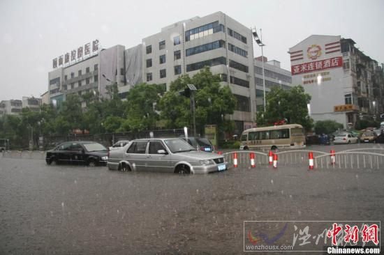 6月28日下午，長沙遭遇暴雨襲擊，城區(qū)部分地段由于積水較深，導(dǎo)致交通受阻。在積水較為嚴(yán)重的長沙市八一橋段，部分車輛已經(jīng)拋錨，被浸水中。圖為轎車停在路中不敢前行。傅煜 攝