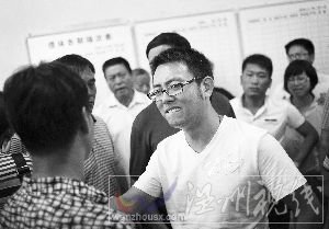 眾親友趕到殯儀館，準(zhǔn)備陪楊峰去認(rèn)尸。此前，楊峰發(fā)動(dòng)200余親友幫助尋妻。