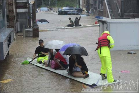 韓國首爾及周邊地區(qū)強(qiáng)降雨百年一遇 32人遇難