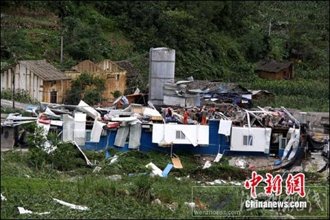 湖北興山遭暴風(fēng)襲擊 多家店面頂棚被掀翻