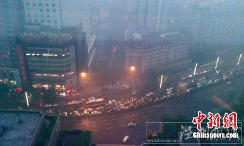 成都市區降暴雨晝如夜