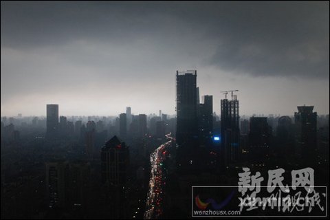 黑云壓城 申城31日下午遭遇強降雨