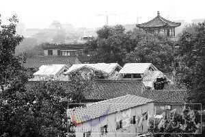 7月29日，劉老根會館內的晉翼會館，四合院屋頂上出現3個尖頂罩棚。曾一智供圖