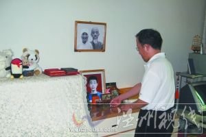 8月3日，藥慶衛(wèi)在兒子藥家鑫的屋里，桌上放著藥家鑫的照片以及他最喜歡的濱崎步唱片。本報(bào)記者