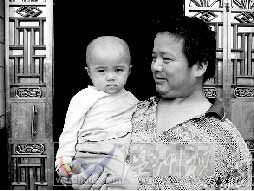 胡建和與兩歲女兒胡蝶。他說，希望馬正芬能看到這張照片，早日回家。