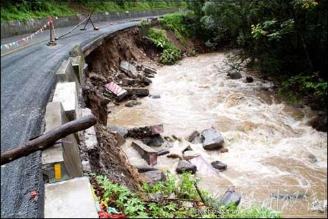 陜西佛坪境內(nèi)108國道因暴雨再度交通中斷
