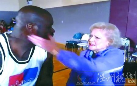 球星奧尼爾搞怪向89歲影后求婚當(dāng)場遭扇耳光
