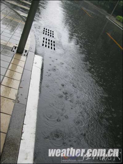 京城清晨普降小到中雨 局地雨勢較大或影響早高峰