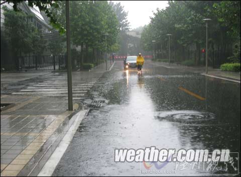 京城清晨普降小到中雨 局地雨勢較大或影響早高峰