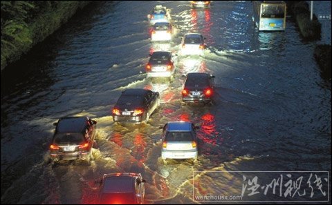 成都中心城區遭受雷擊 引發大面積停電