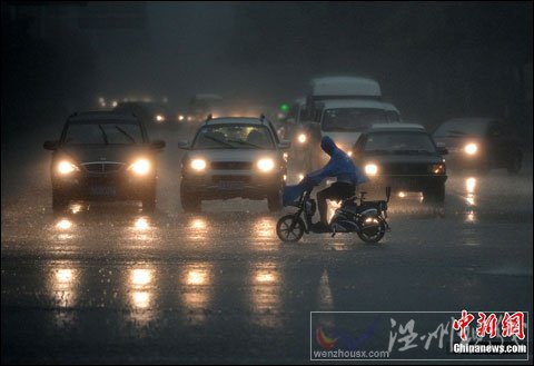 江蘇全省出現(xiàn)雷雨 今明淮河以南仍有強降水