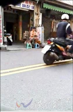 男子穿內(nèi)褲當街練“吊陰功” 嚇壞女路人(圖)