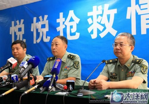 廣州軍區廣州總醫院負責搶救小悅悅的醫生向媒體通告小悅悅離世的消息。