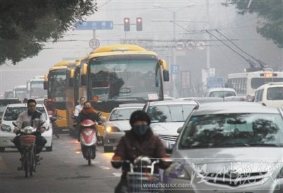 　　2011年11月17日7時20分，山東濟南，山東師范大學附屬小學的校車與小客車混行。陳寧 攝
