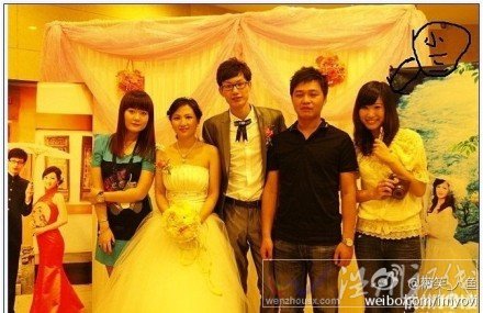 肖艷琴結婚合影：左二為肖艷琴，左三為丈夫姜宏，右一為小三