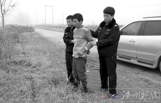 任丘警方押解犯罪嫌疑人金秋平指認案發(fā)現(xiàn)場