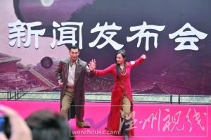 昨日，趙文卓與楊冪比劃亮相。