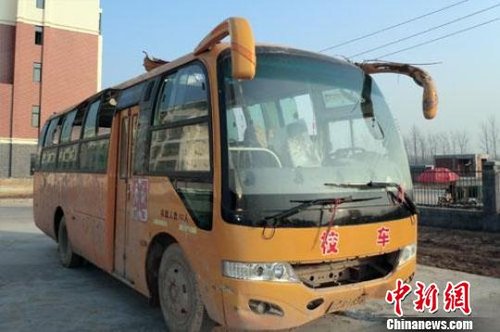 涉事校車就停放在豐縣車輛監測站院內朱志庚攝