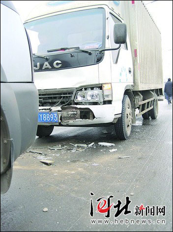 路面結冰 石家莊珠江大道十余輛車連環(huán)撞(圖)
