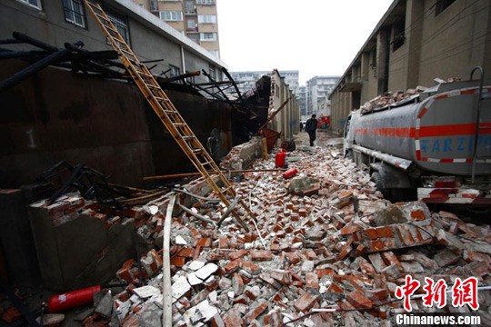 武漢清理油罐不當(dāng)引發(fā)爆炸 平房垮塌3人受傷
