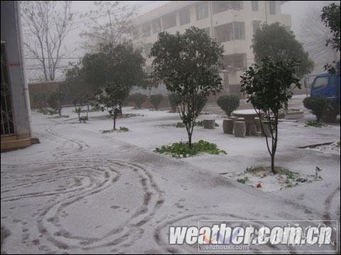 廣西桂林低溫雨雪齊上陣 濕冷程度不輸北方