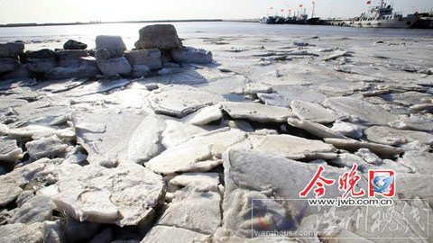 渤海灣天津海域出現(xiàn)初生冰 部分漁船被困（組圖）