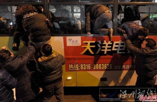 爬窗擠公交