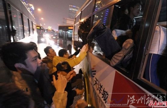 爬窗擠公交