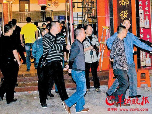欺行霸市團伙滿月宴上落網