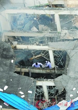 武漢江夏爆炸救護人員在現場搜救。