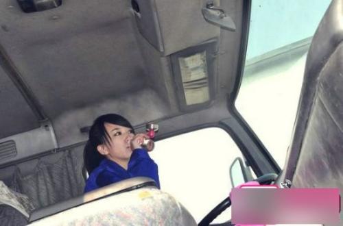 最美女司機藍領(lǐng)妹實際上不是司機 清純女司機藍領(lǐng)妹鑒定是作秀