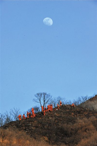 北京居庸關(guān)附近荒山起火 過火面積上百平方米（組圖）
