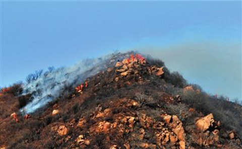 北京居庸關(guān)附近荒山起火 過火面積上百平方米（組圖）
