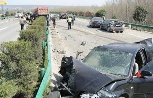 卡車沖撞迎親車隊