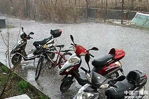 新疆哈巴河縣遭暴雨冰雹襲擊