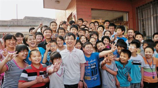 2010年6月，邢利斌與聯(lián)盛中學(xué)的學(xué)生們。