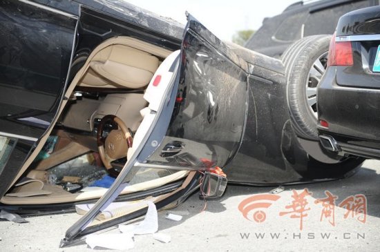 卡車沖撞迎親車隊