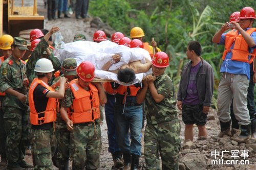 四川鶴灘電站發生泥石流 武警官兵迅速搶險