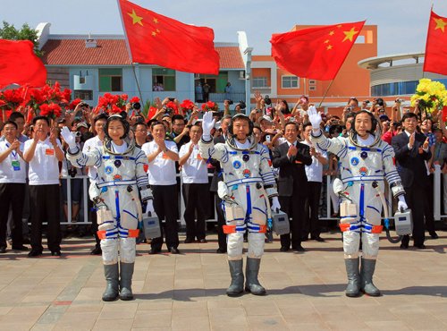 6月16日，神舟九號(hào)航天員出征儀式在酒泉衛(wèi)星發(fā)射中心航天員公寓問(wèn)天閣舉行。新華社記者 李剛 攝