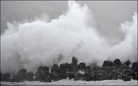 強(qiáng)臺(tái)風(fēng)“古超”致日本1人死亡 13萬戶家庭斷電