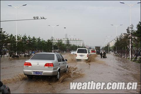 遼源28日出現(xiàn)短時強降雨 市區(qū)低洼路面積水（圖）