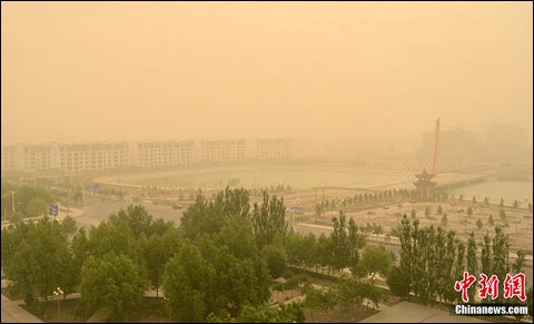 甘肅玉門出現(xiàn)入夏以來首場浮塵天氣