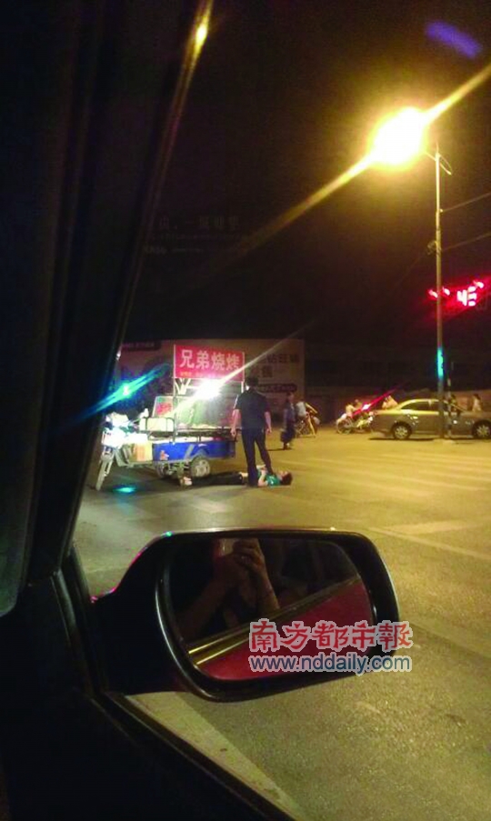城管腳踩商販