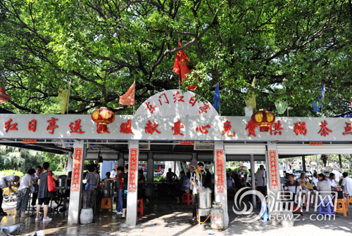 溫州兩名愛(ài)心女士挨個(gè)給伏茶點(diǎn)捐款不留名