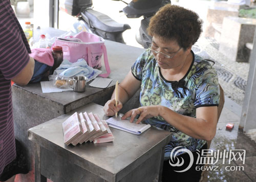 溫州兩名愛(ài)心女士挨個(gè)給伏茶點(diǎn)捐款不留名